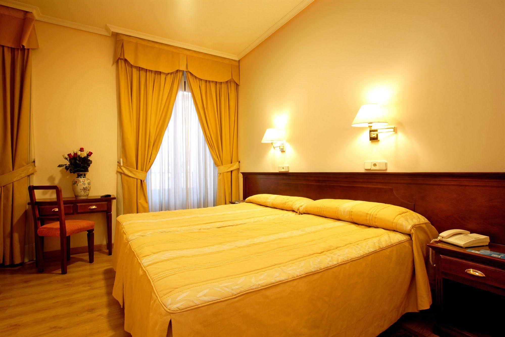 Hostal Sil & Serranos Madrid Exteriör bild