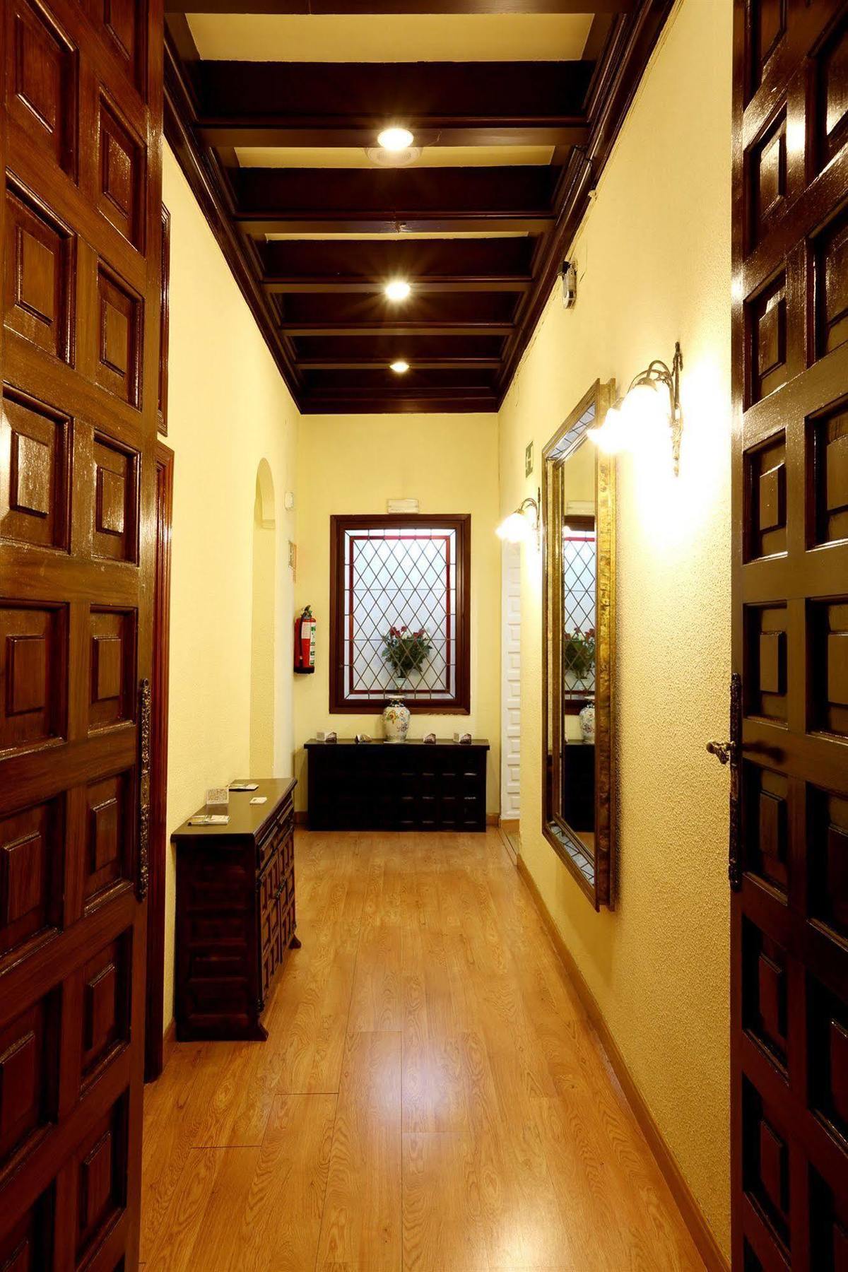 Hostal Sil & Serranos Madrid Exteriör bild